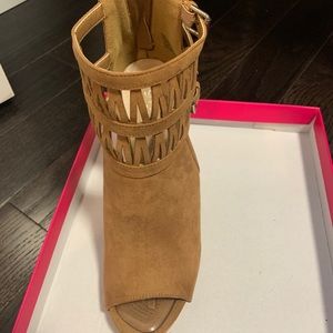 Booty Heidi tan 6.5 just fab